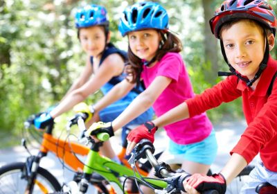 À vélo, le casque est obligatoire pour les enfants de moins de 12 ans.